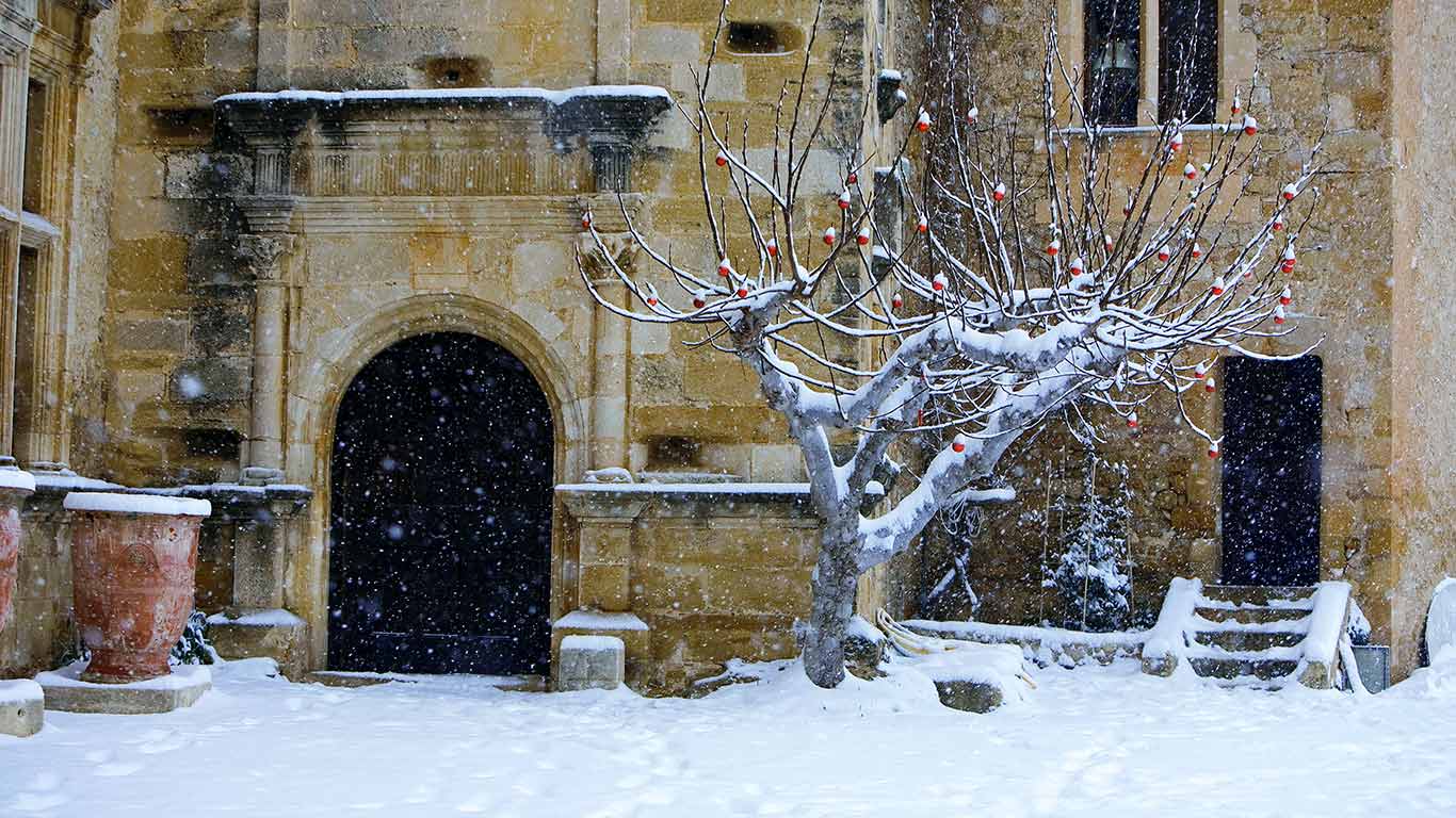 Château de Lourmarin sous la neige, Vaucluse, France (© MOIRENC Camille/age fotostock)(Bing France)