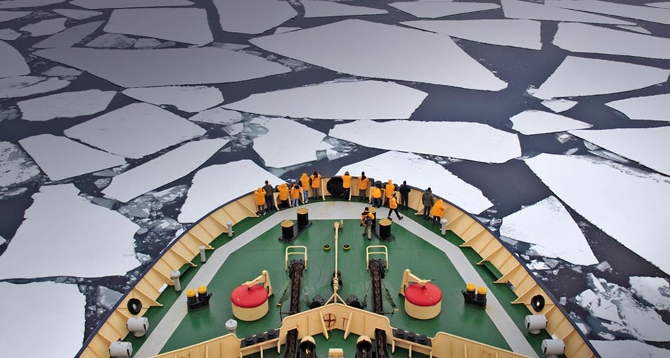 一艘大船正在通过南极冰原地区的浮冰 -- Frank Lukasseck/Corbis &copy; (Bing China)