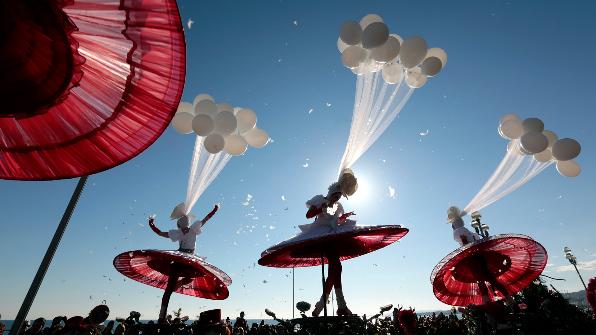 Performance d’artistes lors de la parade du carnaval de Nice en 2013 (© REUTERS/Eric Gaillard)(Bing France)