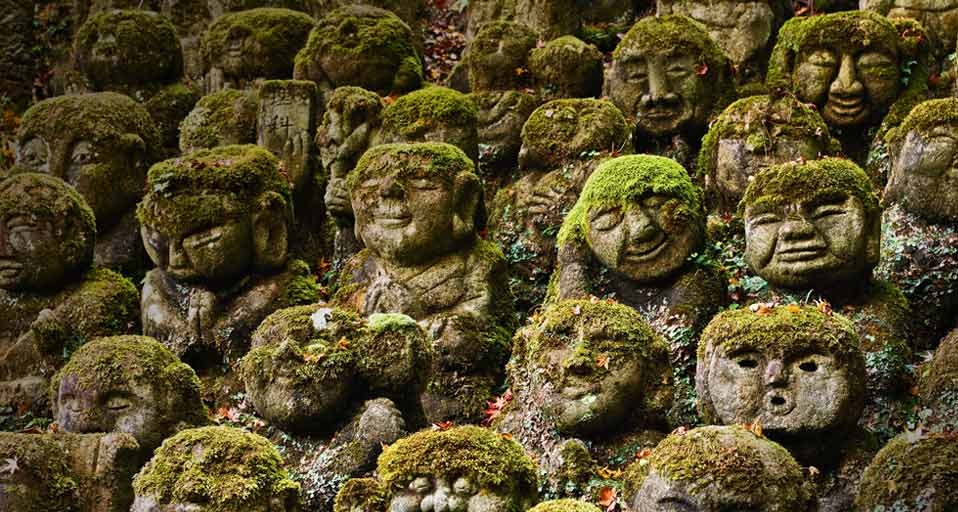 日本京都寺庙中的石像 -- Rudy Sulgan/Corbis &copy; (Bing China)