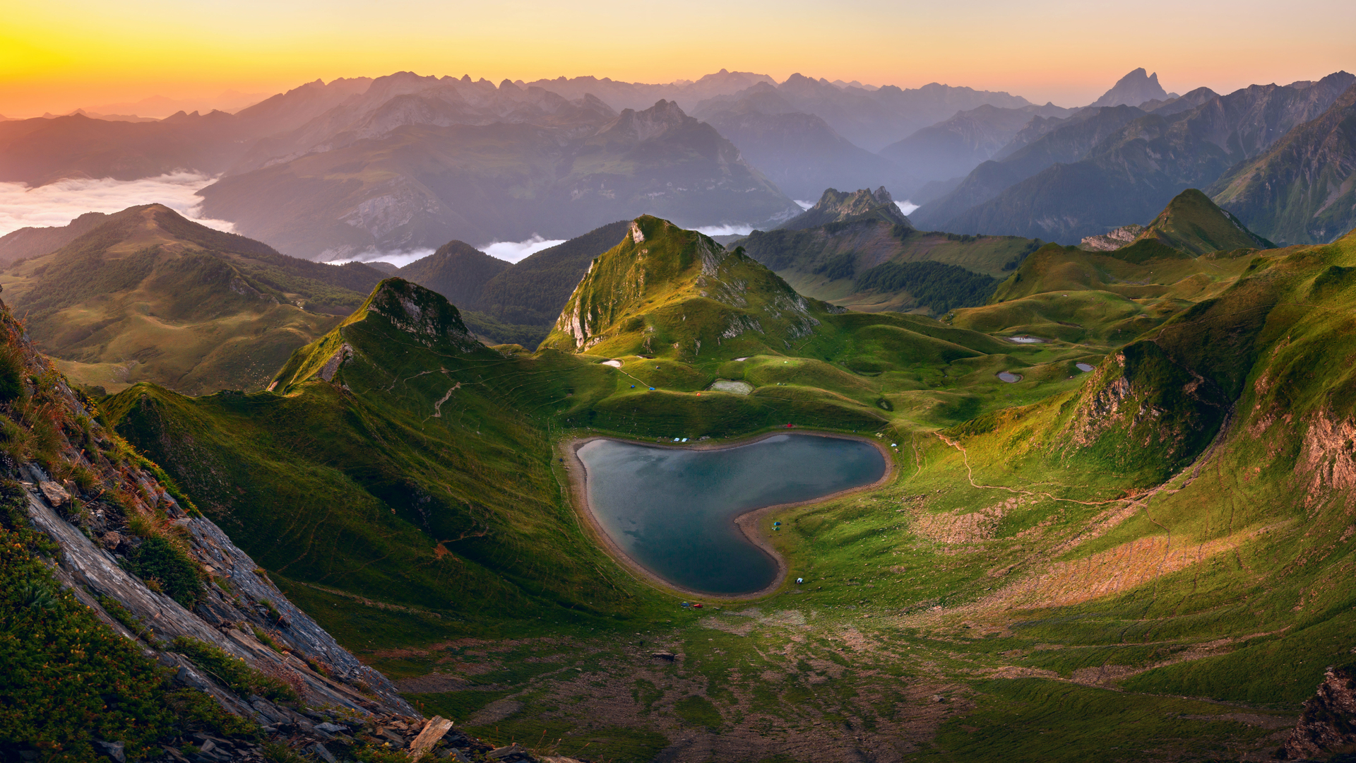 阿斯佩山谷中的蒙塔尼翁湖，法国 (© thieury/Adobe photo stock)(Bing China)
