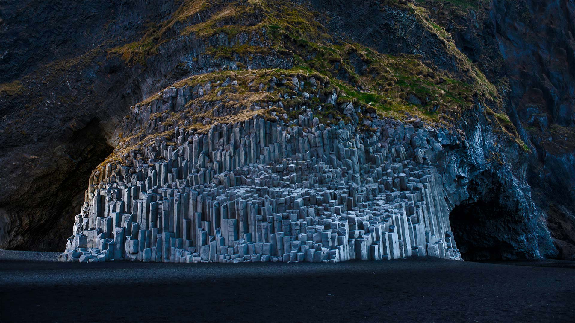 黑沙滩上Reynisdrangar的玄武岩，冰岛 (© Cavan Images/Getty Images)(Bing China)