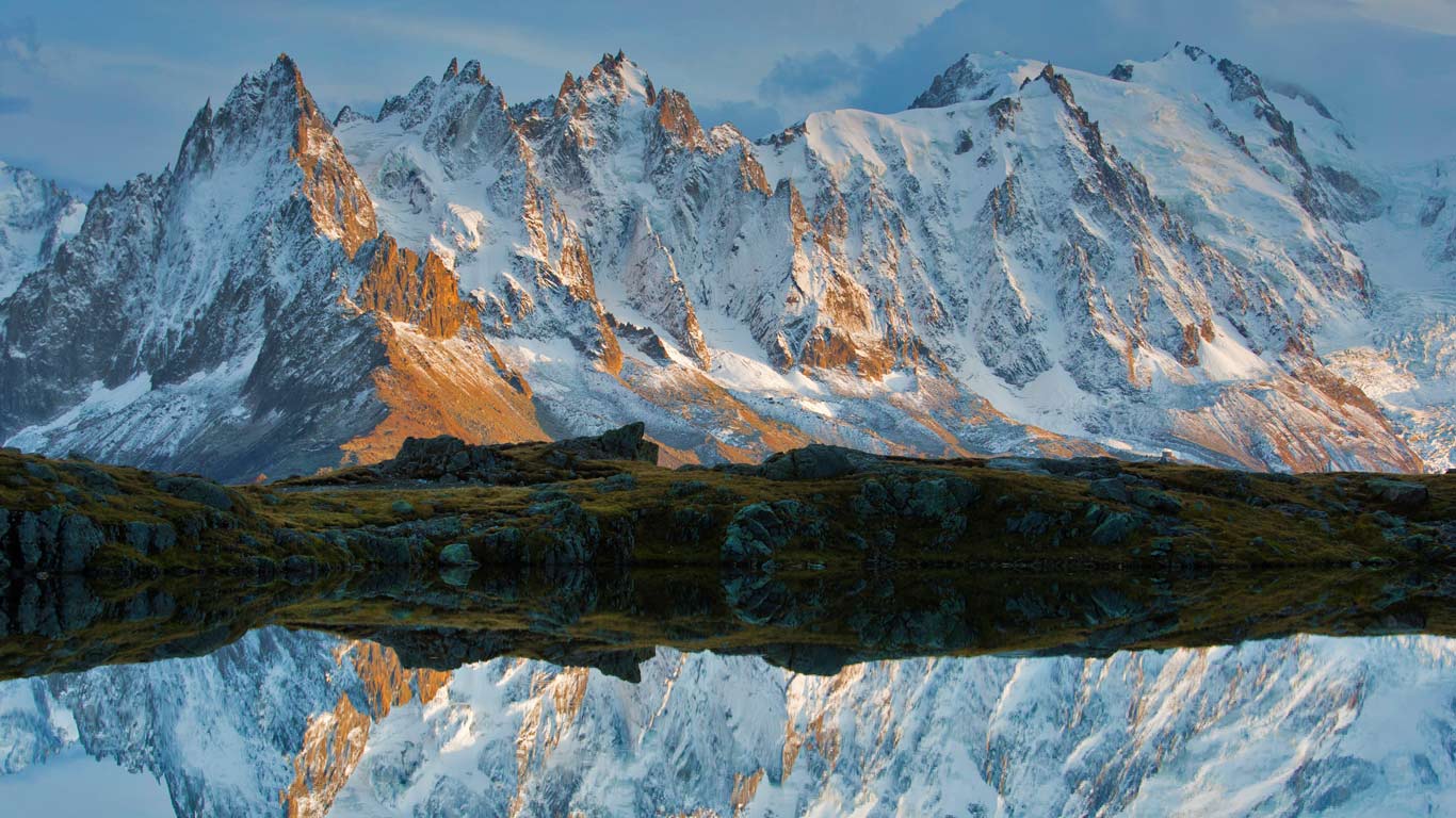 Cheserys湖与霞慕尼-勃朗峰，霞慕尼， 法国上萨瓦省 (© David Pattyn/Minden Pictures)(Bing China)