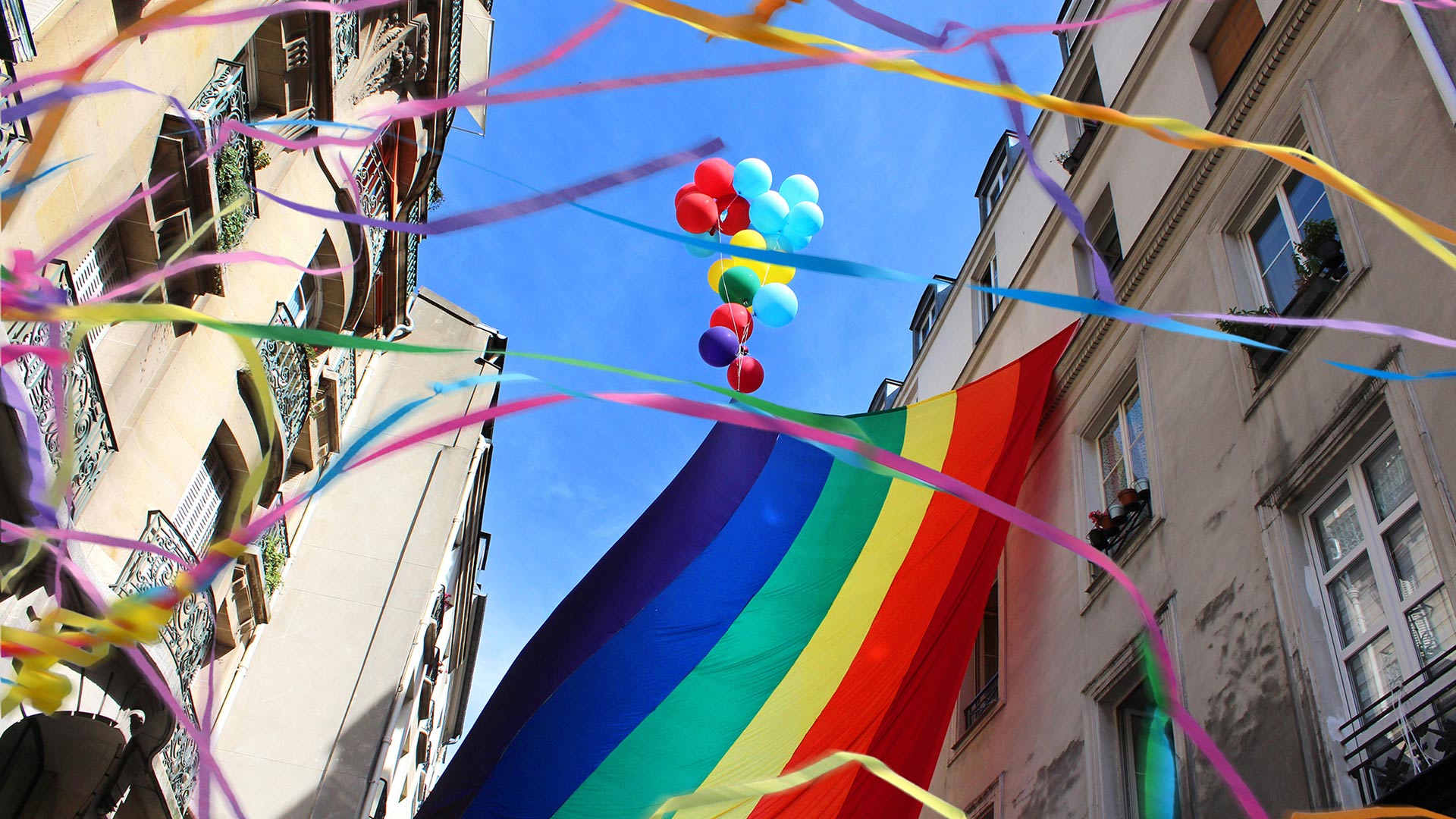 Drapeau arc-en-ciel dans une rue du Marais, Paris (© MisterStock/Shutterstock)(Bing France)