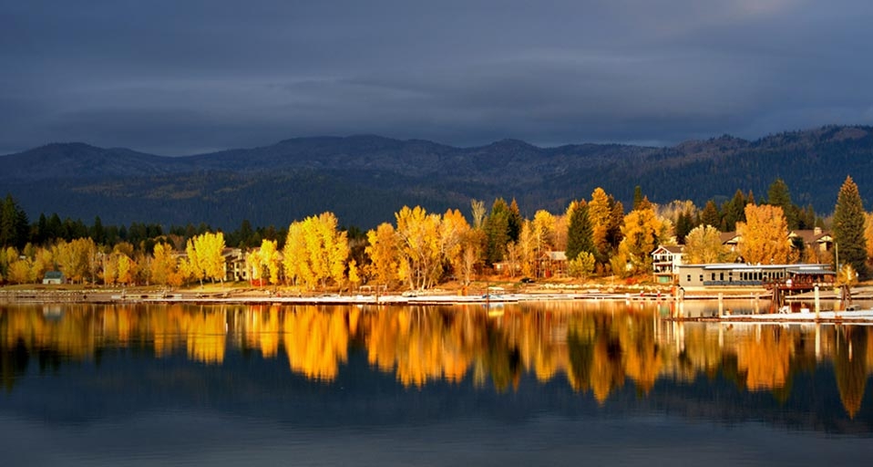 美国爱达荷州湖边景色 (© David Ryan/Lonely Planet Images) &copy; (Bing China)