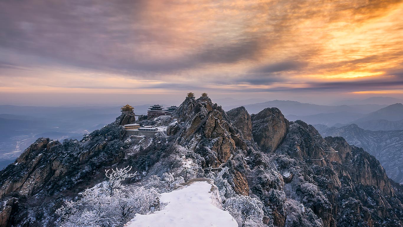 【今日小雪】老君山山顶上的寺庙夕阳美景，中国河南省洛阳市  (© SergeyOrlov/Design Pics/plainpicture)(Bing China)