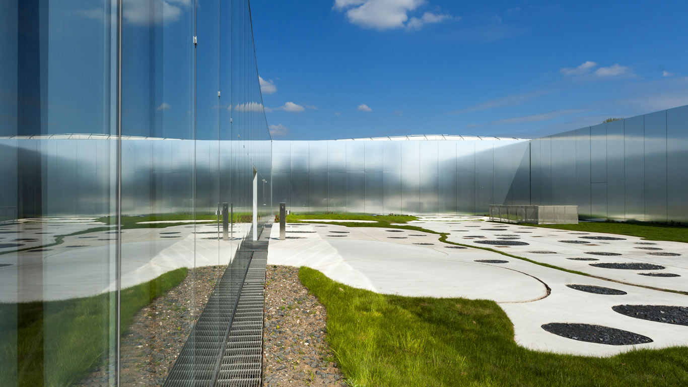 Vue extérieure du musée du Louvre-Lens imaginé par l’agence SANAA, Lens, Pas-de-Calais (© Michael Jacobs/Corbis)(Bing France)