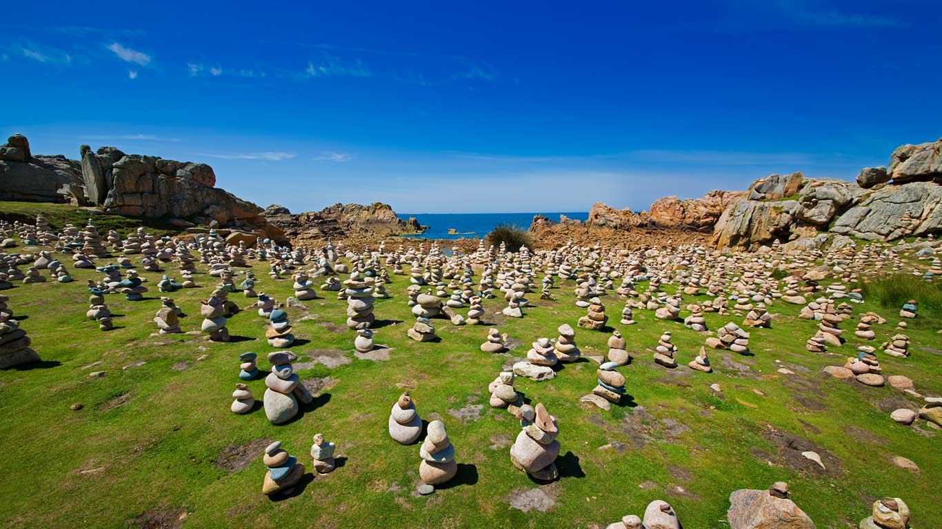 Cairns sur une plage de l’île de Bréhat, Bretagne (© RolfSt/Getty Images)(Bing France)