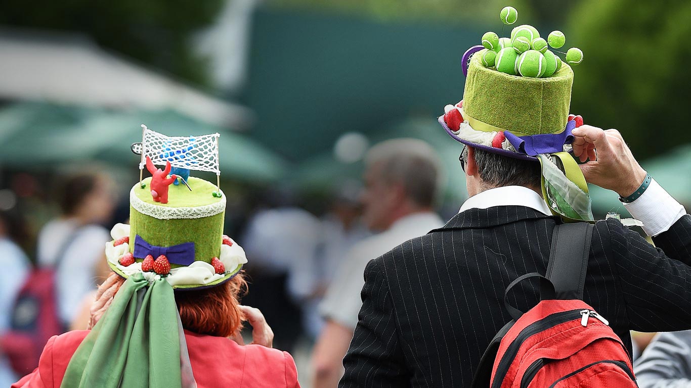 Spectators wearing hats at Wimbledon in 2017 (© Oli Scarff/Getty Images)(Bing Canada)