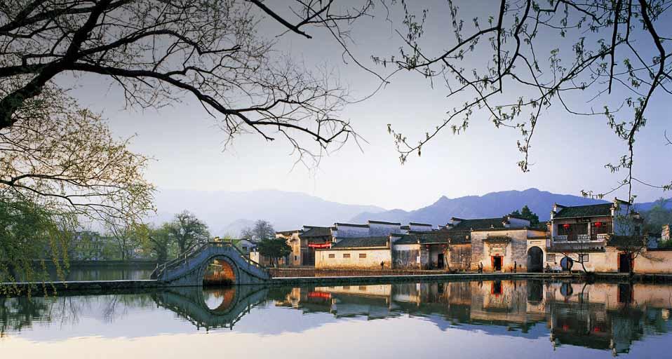 安徽省古徽州的水边民宅建筑 (© View Stock/Stock Connection/Aurora Photos)(Bing China)