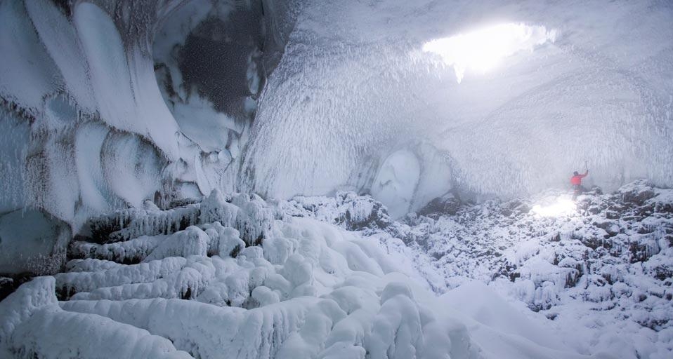 南极洲罗斯岛伊里布斯山北侧的冰洞 (© George Steinmetz/Corbis) &copy; (Bing China)