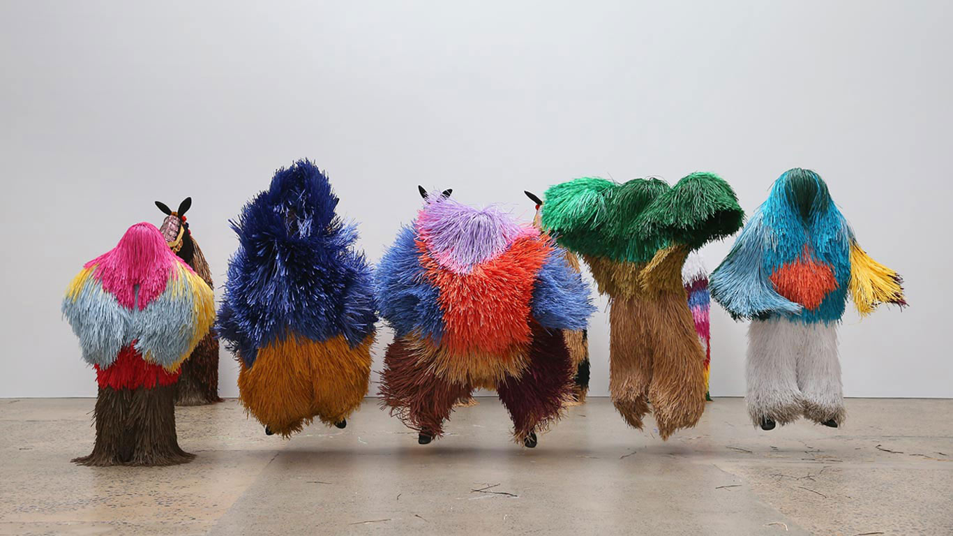 2016年于悉尼火车制造厂展出的艺术家尼克·凯夫的系列作品“Soundsuits”，澳大利亚 (© Don Arnold/WireImage/Getty Images)(Bing China)