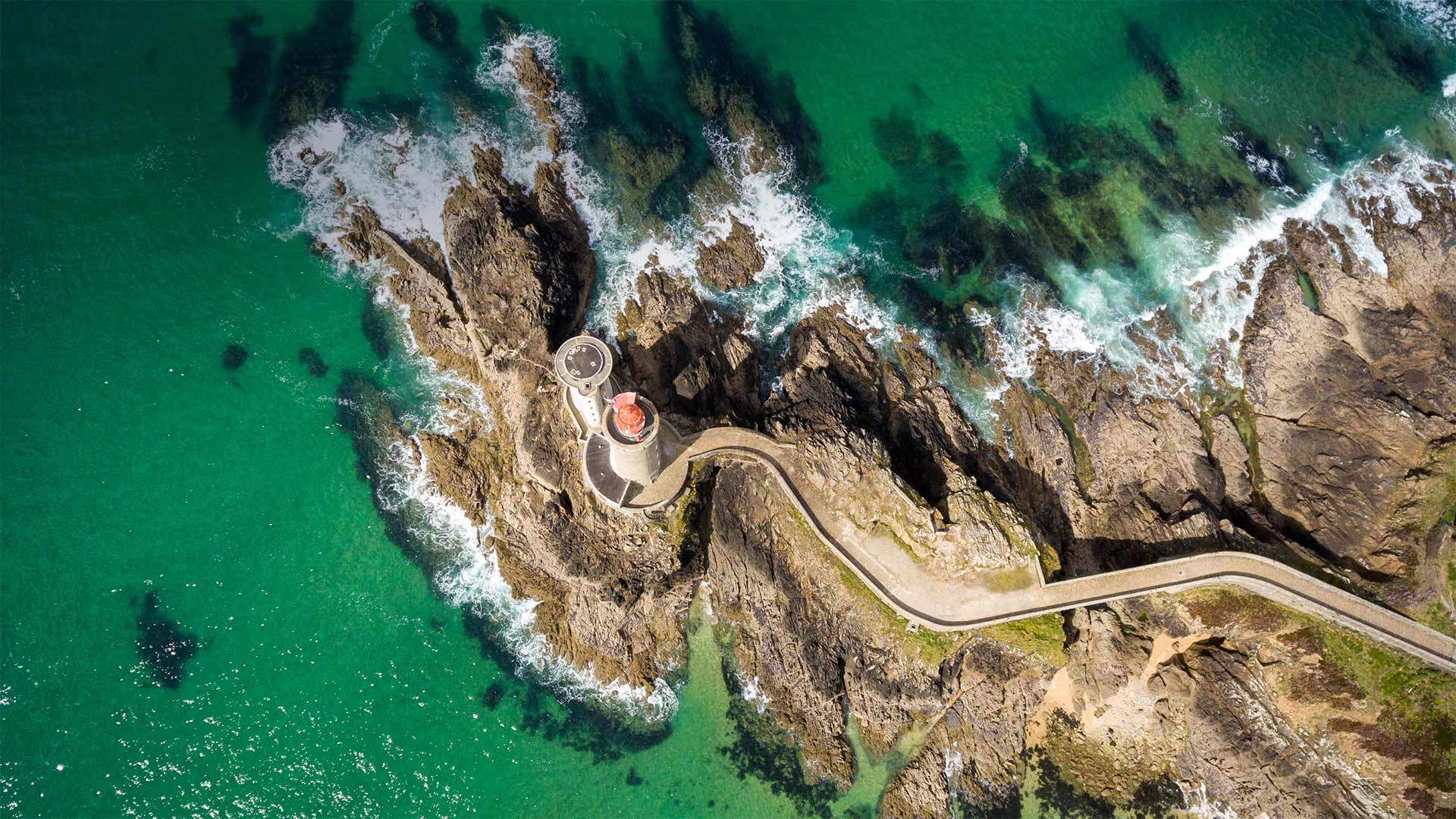 港边的小米努灯塔，法国布雷斯特 (© Mathieu Rivrin/Getty Images)(Bing China)