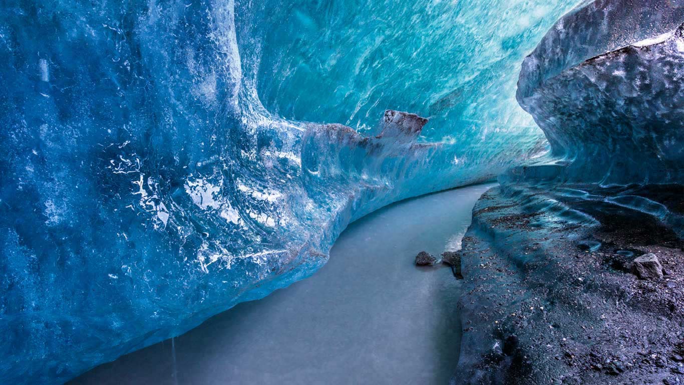 ｢氷河洞窟｣米国アラスカ州, マタヌスカ氷河 (© Lynn Wegener/Offset)(Bing Japan)