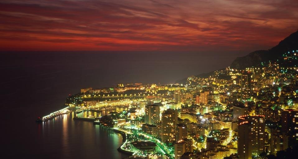 Vue sur Monaco de nuit (© Sergio Pitamitz/Corbis) &copy; (Bing France)