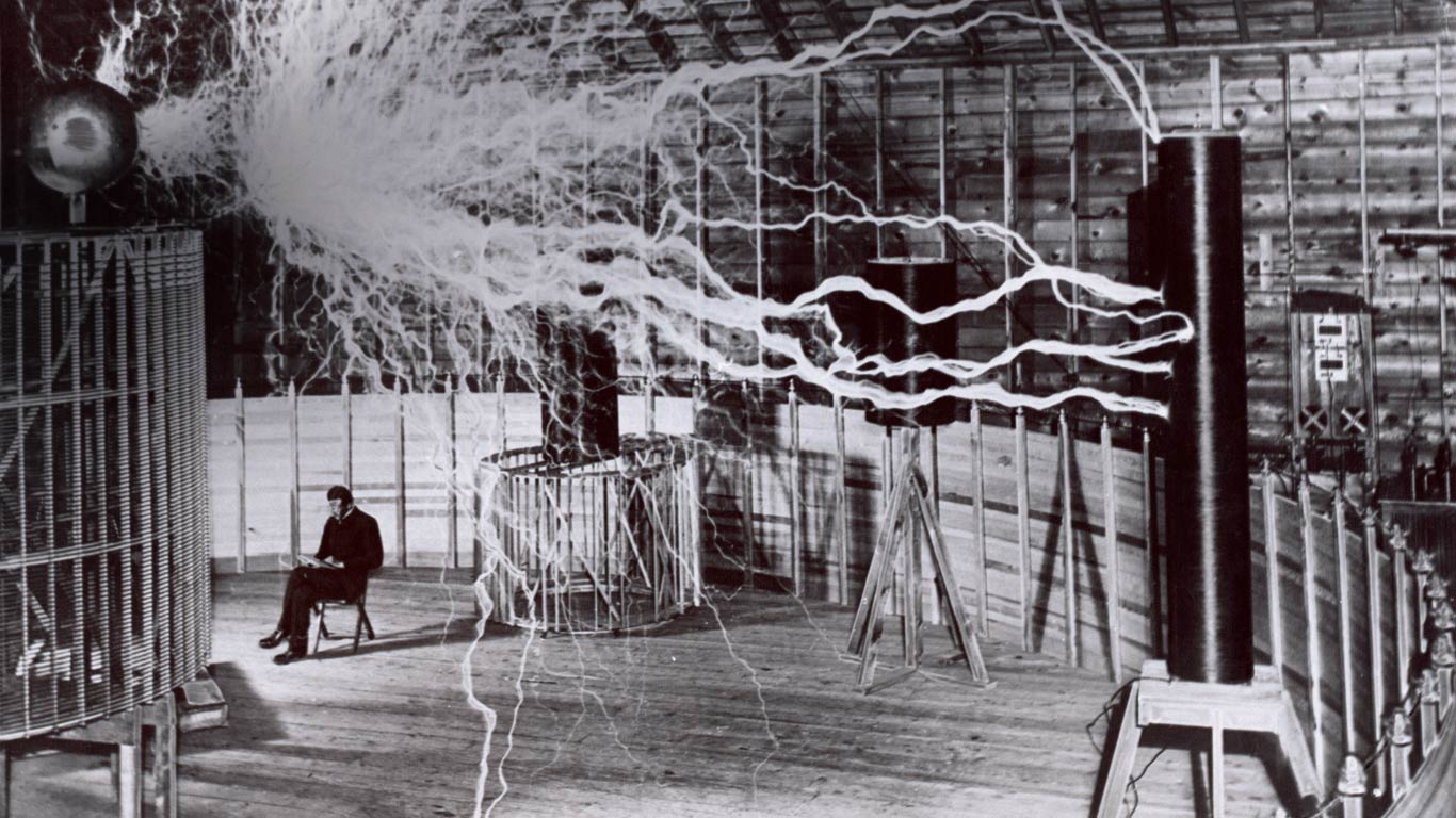 发明家尼古拉·特斯拉和他的“放大发射机” (© Nikola Tesla Museum/Science Photo Library)(Bing China)