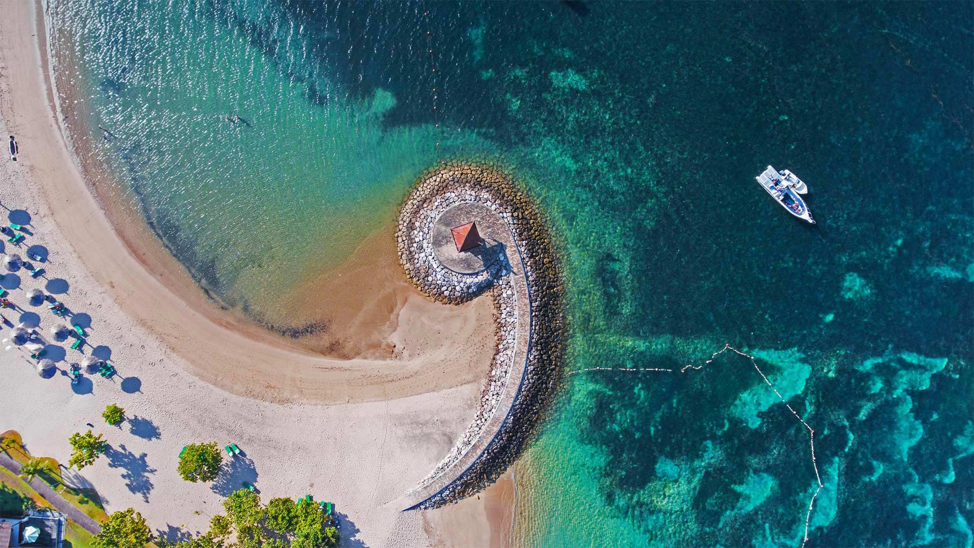 努沙杜瓦海岸与防波堤，印度尼西亚巴厘岛 (© Dkart/Getty Images)(Bing China)