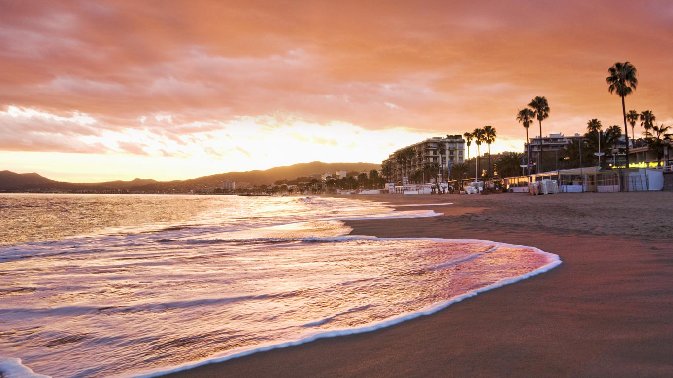 Plage de Cannes au coucher du soleil, Alpes-Maritimes, Provence-Alpes-Côte d’Azur (© pbnj productions/Getty Images)(Bing France)