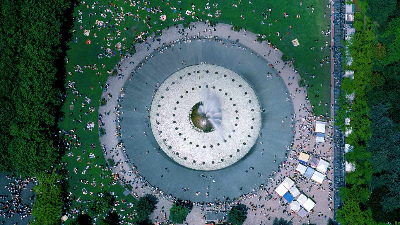Aerial view of the International Fountain, Seattle, Washington (© Harald Sund/Getty Images)(Bing Canada)