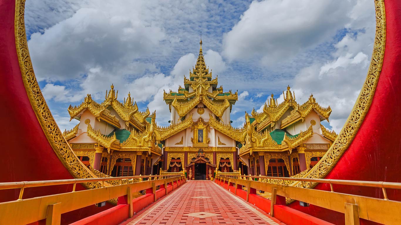 大湖上的卡拉威宫驳船，仰光，缅甸 (© Etakundoy/Shutterstock)(Bing China)