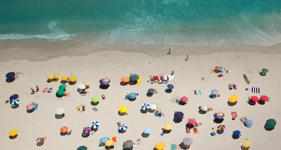 Umbrellas on a beach in Cape Town, South Africa (© Roger Wright/Getty Images) &copy; (Bing Canada)
