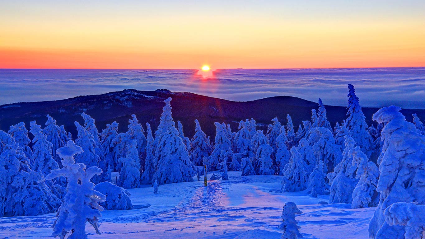 Winterlicher Sonnenaufgang auf dem Gipfel des Brocken, Sachsen-Anhalt, Deutschland (© Günter Gräfenhain/Huber/4Corners)(Bing Deutschland)
