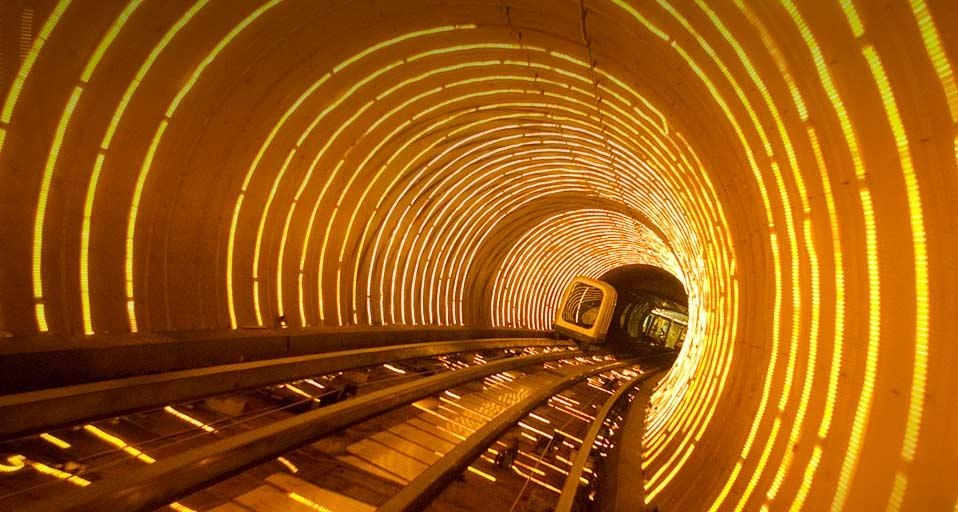 上海外滩观光隧道 (© Dennis Degnan/Corbis) &copy; (Bing China)
