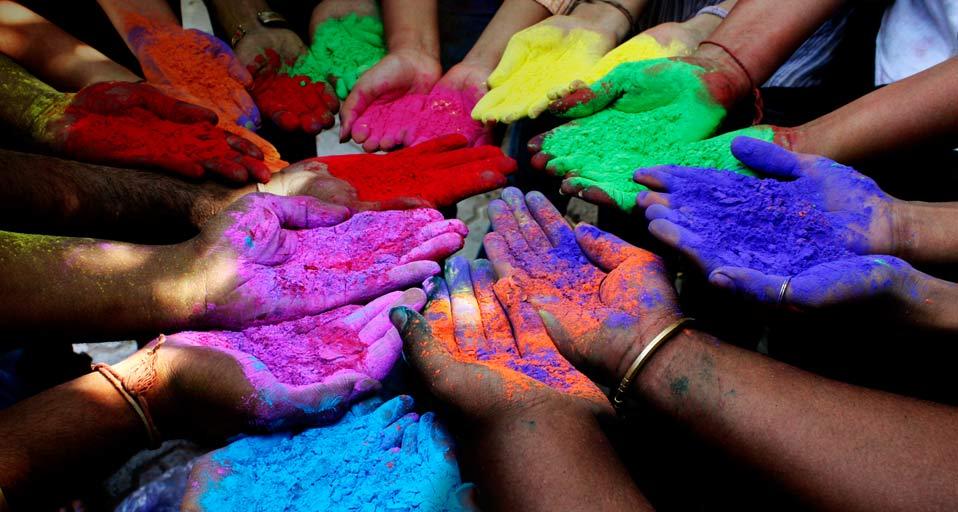 People holding powder paints to celebrate Holi (Festival of Colors) in Ahmedabad, India (© Amit Dave/Corbis)(Bing Canada)