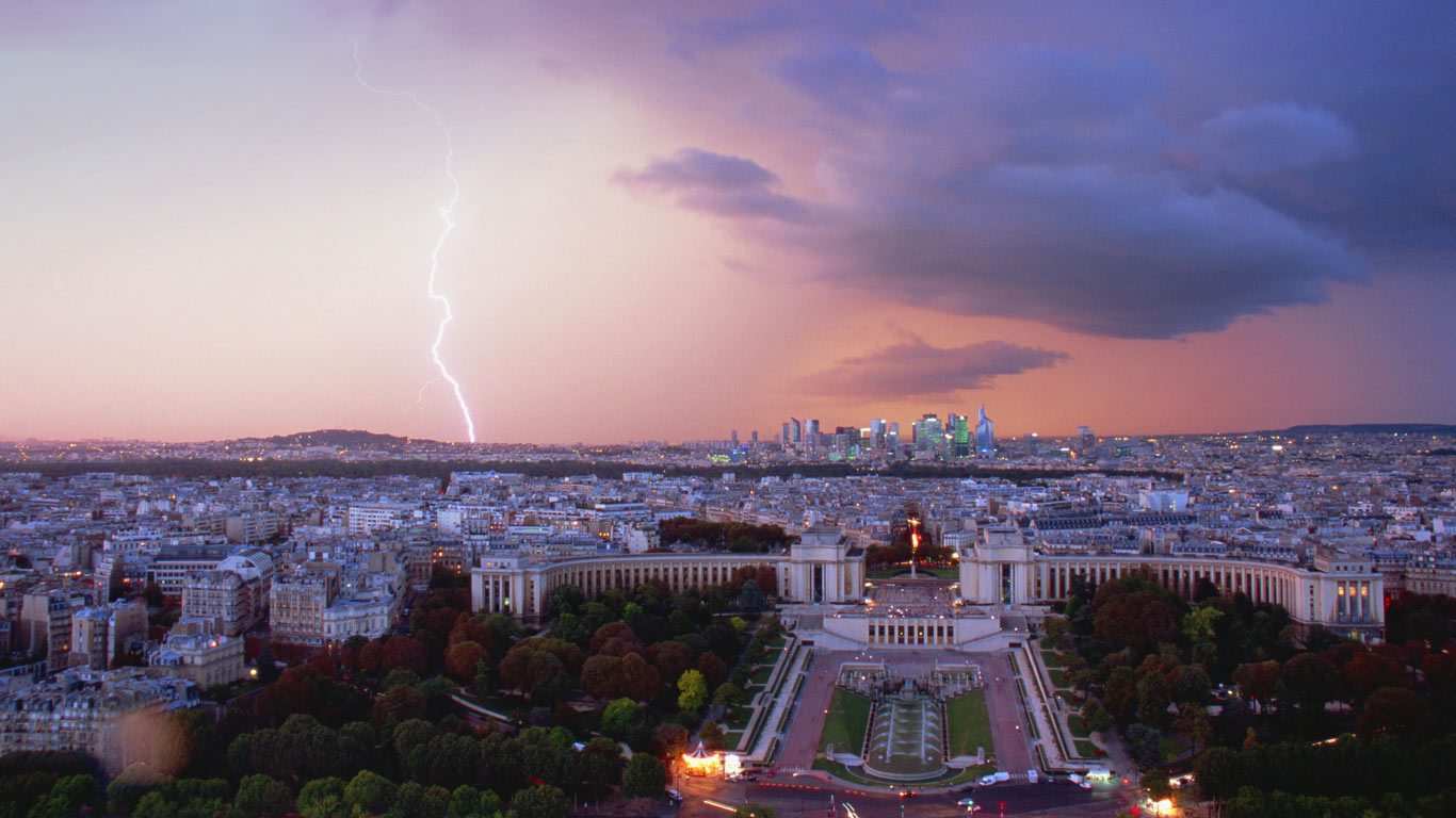 Vue sur le palais de Chaillot depuis la tour Eiffel un jour d’orage, Paris, Île-de-France (© Aflo/Corbis)(Bing France)