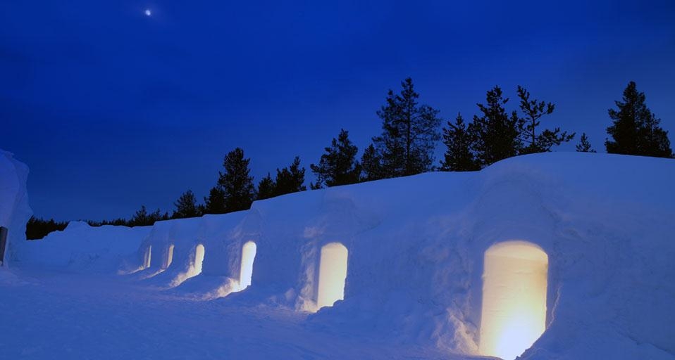 Illuminated igloo, Kakslauttanen, Lapland, Finland (© Arctic-Images/Iconica/Getty Images) &copy; (Bing Canada)