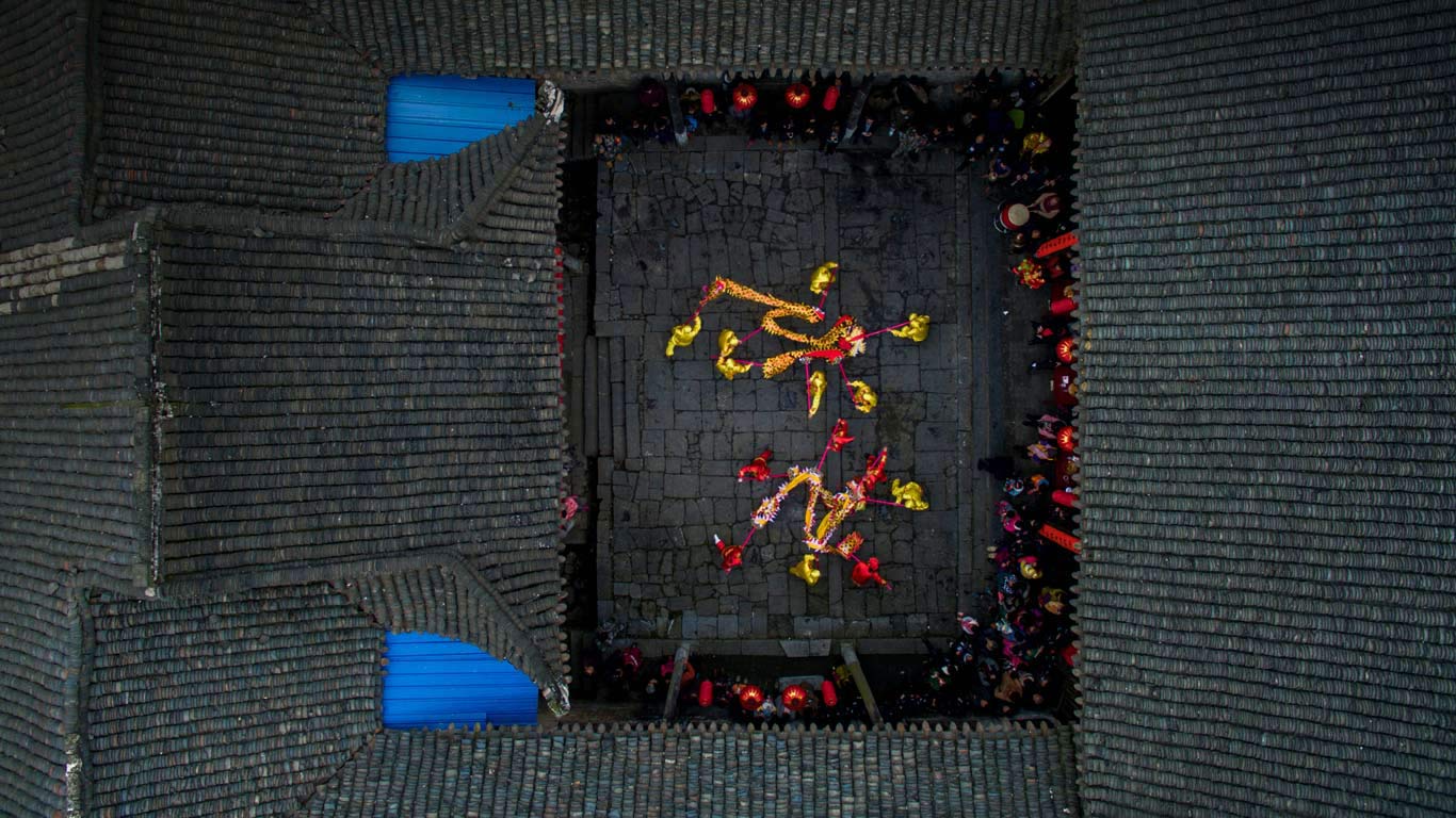 Artists performing the dragon dance in Chenzhou, Hunan Province, China (© VCG/Getty Images)(Bing Canada)