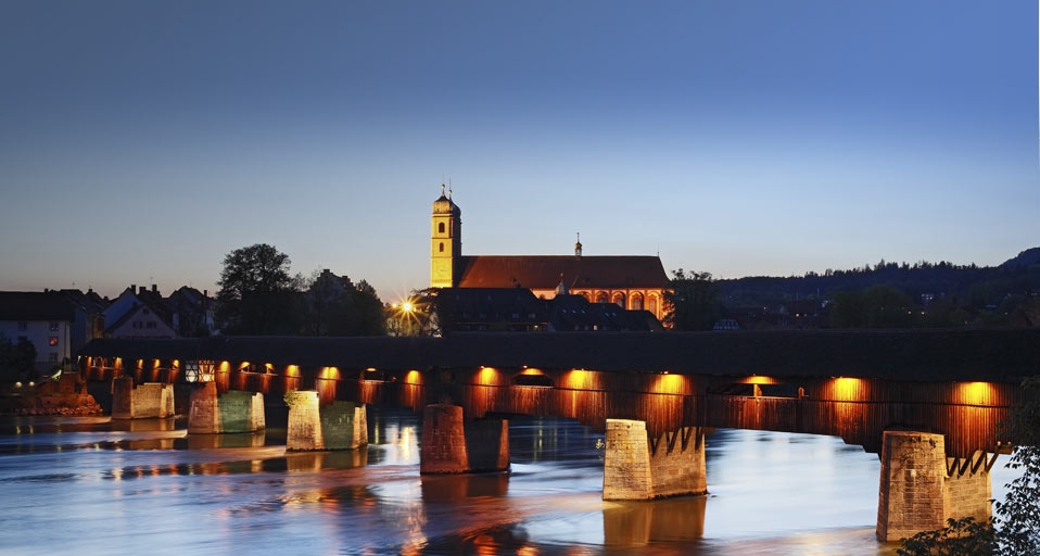Deutschlands bekannteste Holzbrücke in Bad Säckingen, Baden-Württemberg (© Reinhard Schmid/Huber/4Corners) &copy; (Bing Germany)