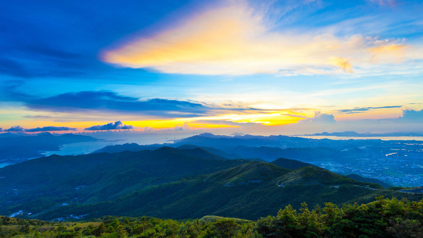 夕阳下雄伟的山川 (© Ka Wing Yu/Alamy)(Bing China)