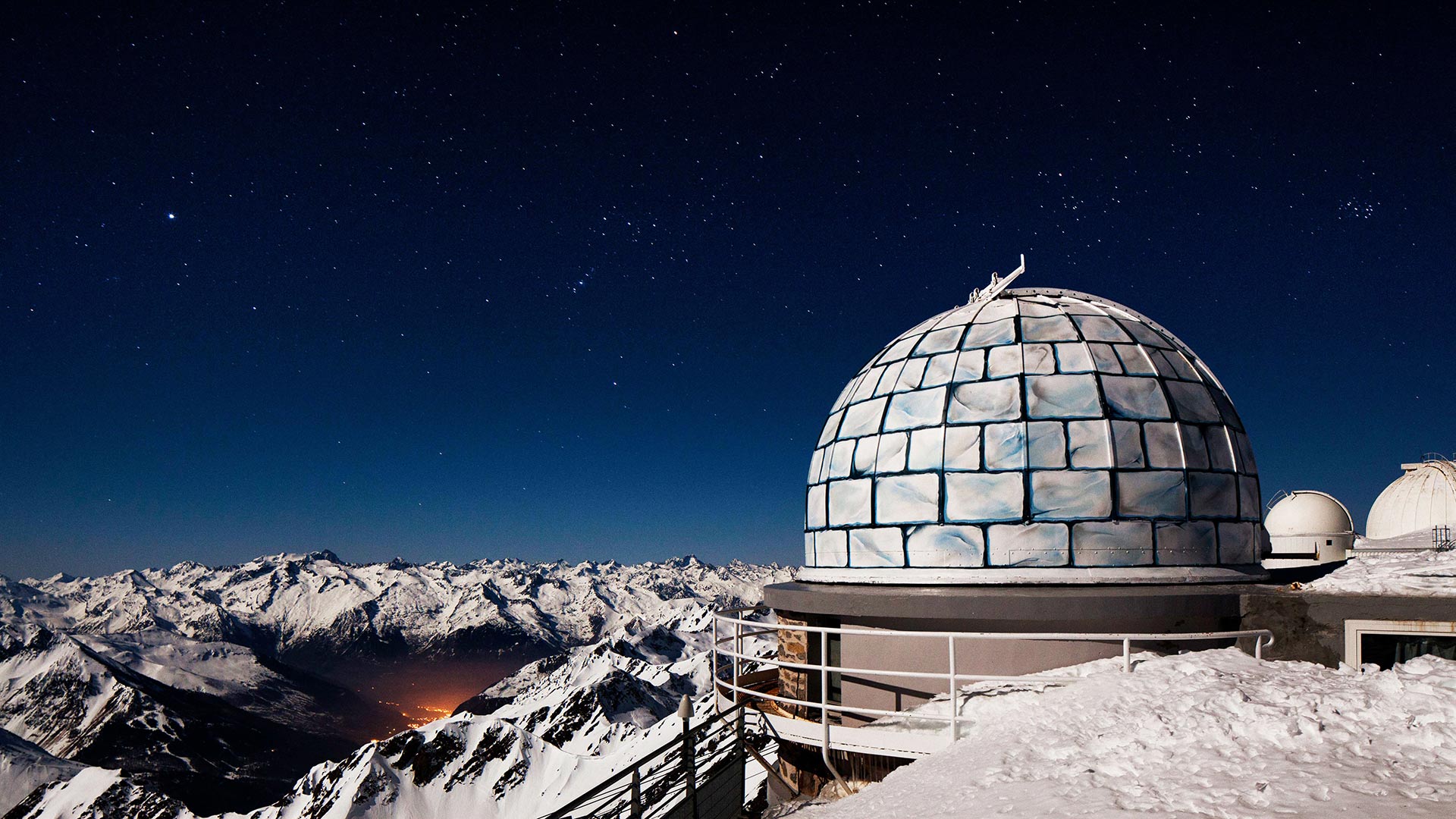 Dôme de l’observatoire du Pic du Midi de Bigorre sous un ciel étoilé, Bagnères-de-Bigorre, La Mongie, Hautes-Pyrénées, France (© Jean-Marc Barrere/hemis.fr/Getty Images)(Bing France)