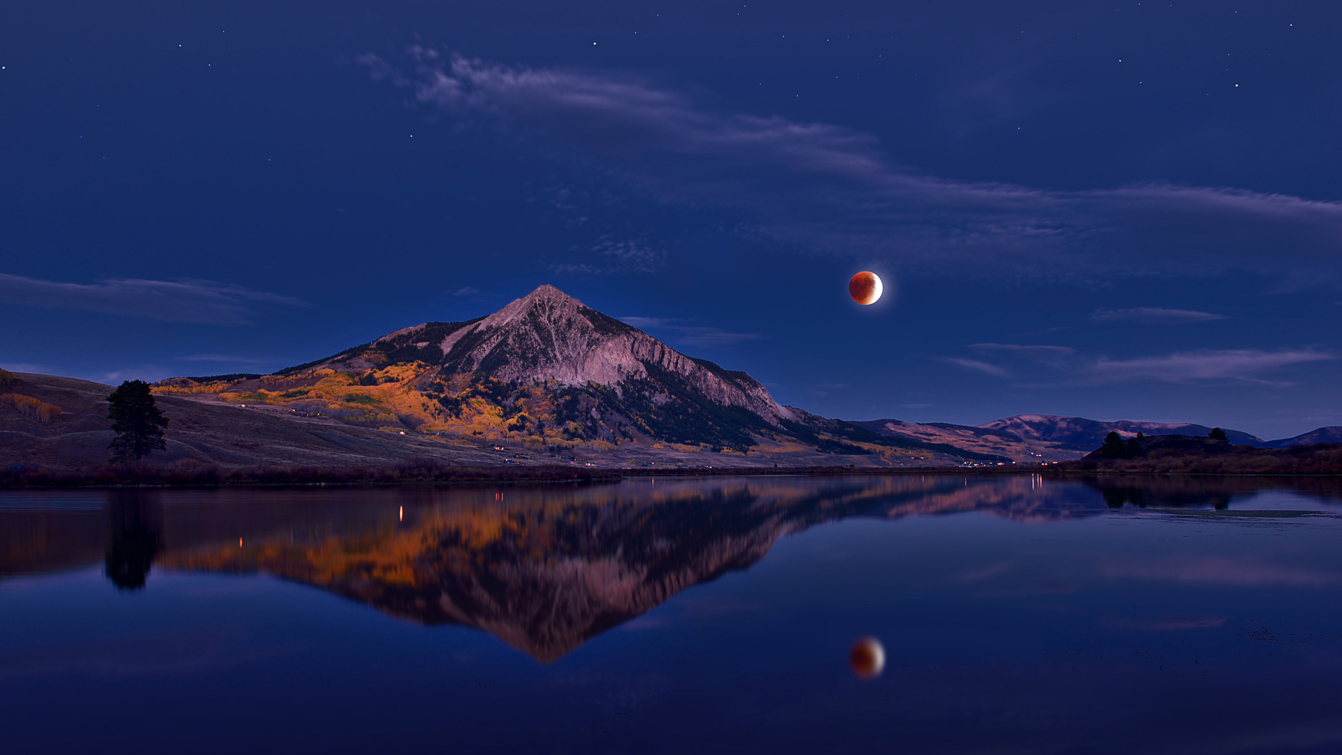 Lunar eclipse above Mount Crested Butte, Colorado (© Mengzhonghua Photography/Getty Images)(Bing Canada)
