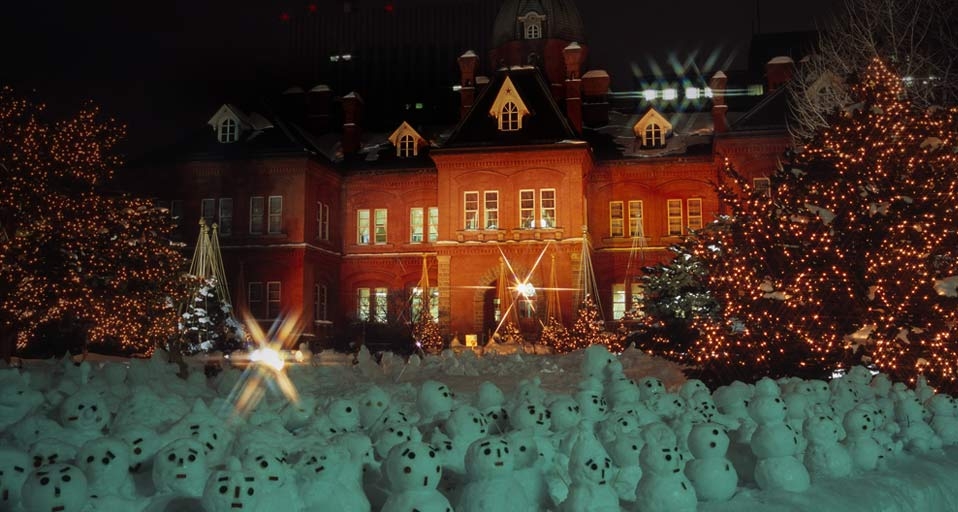 雪人们一起过圣诞 -- Japan Travel Bureau/Photolibrary &copy; (Bing China)