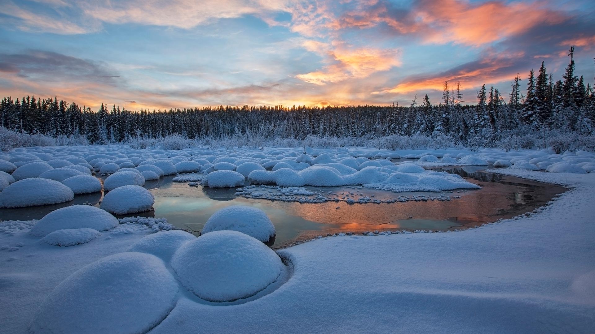 Red clouds at sunset over McIntyre Creek in Whitehorse, Yukon (© Robert Postma/plainpicture/Design Pics)(Bing Canada)