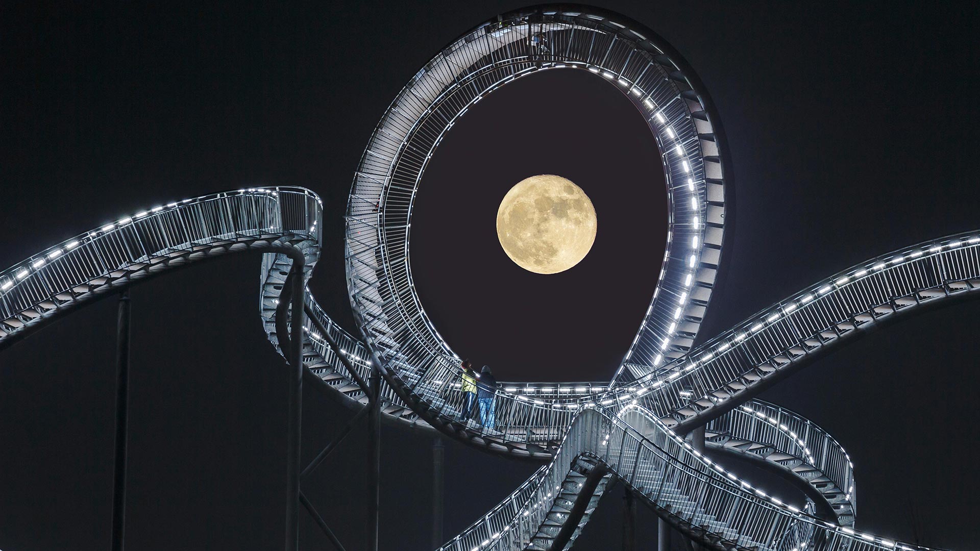 Vollmond über der „Tiger and Turtle – Magic Mountain“-Landmarke im Angerpark, Duisburg, Nordrhein-Westfalen (© Bernd Mellmann/Alamy Stock Photo)(Bing Deutschland)