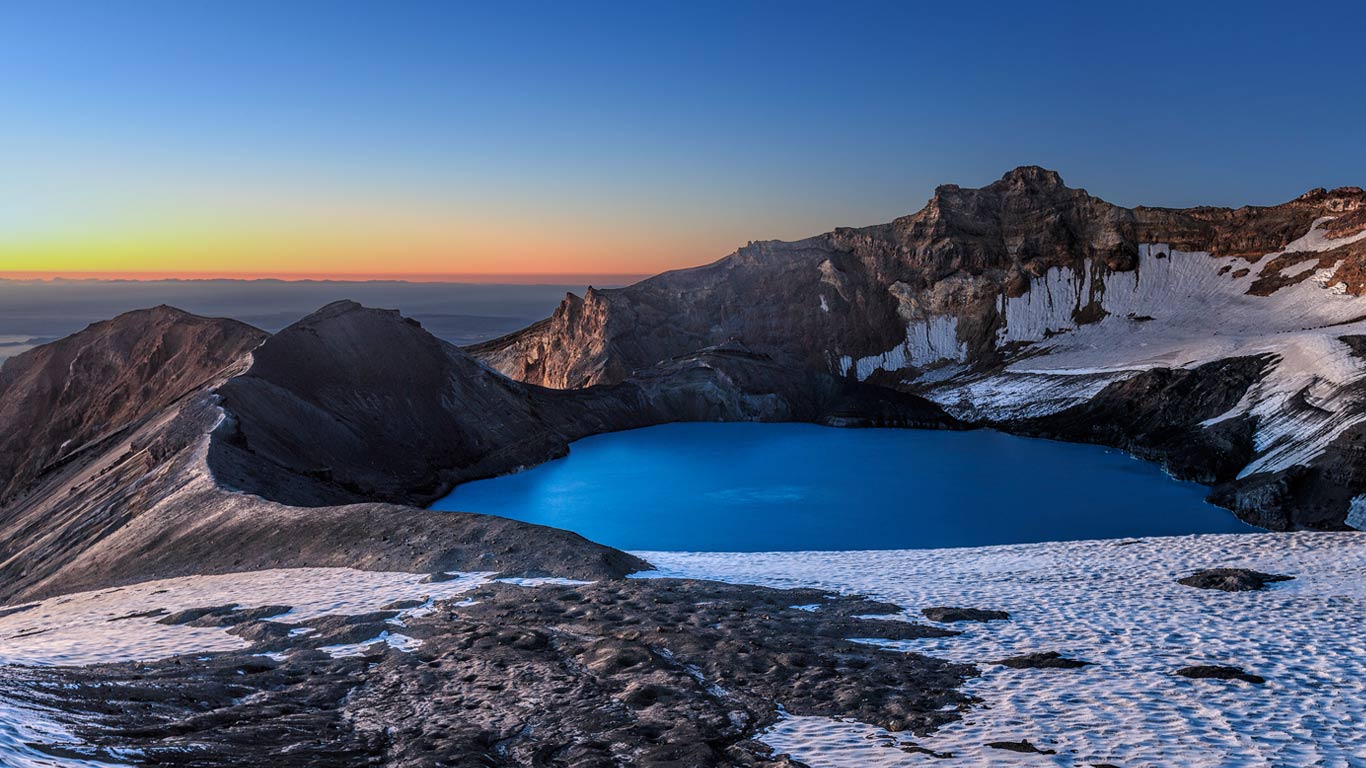 Mount Ruapehu’s crater lake in New Zealand (© xflo:w/500px)(Bing Canada)