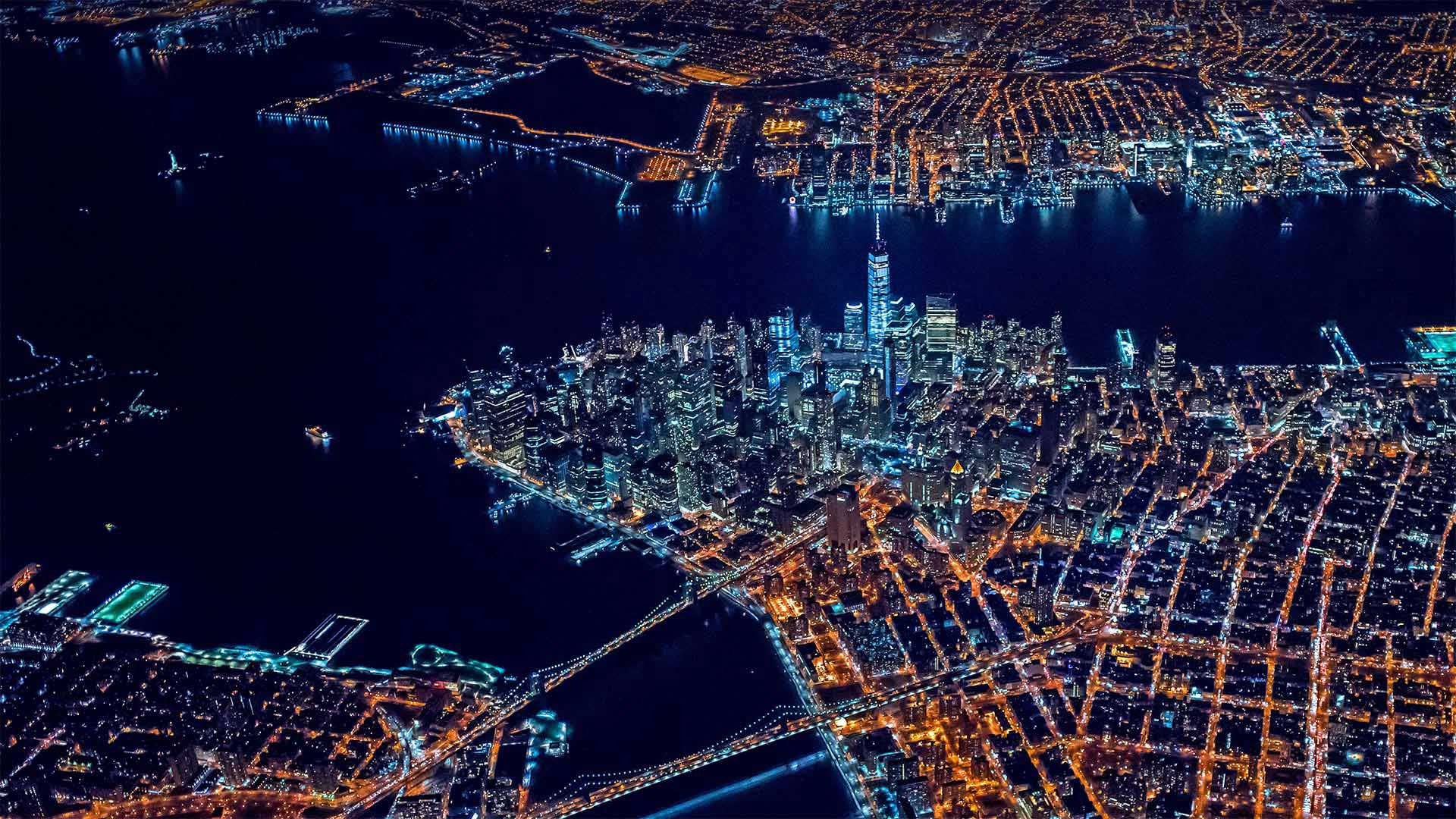 灯光璀璨的曼哈顿下城，美国纽约 (© New York On Air/Offset/Shutterstock)(Bing China)