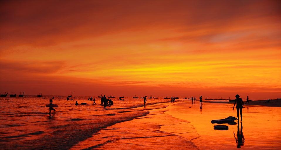 海边落日 (© Sheng Jiuyong(GUANGXI)/Xinhua Press/Corbis) &copy; (Bing China)