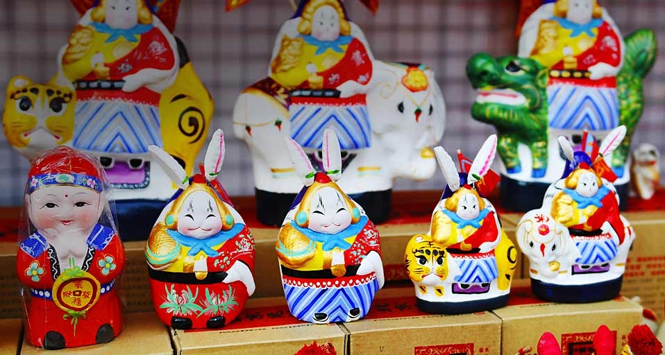 北京地坛公园庙会中出售的兔儿爷 --  TAO Images Limited/Tao Images/Photolibrary &copy; (Bing China)