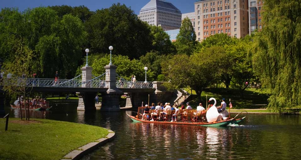 Swan boats at the Lagoon Bridge in the Boston Public Gardens, Boston, Massachusetts, USA -- Amanda Hall/Corbis &copy; (Bing Canada)