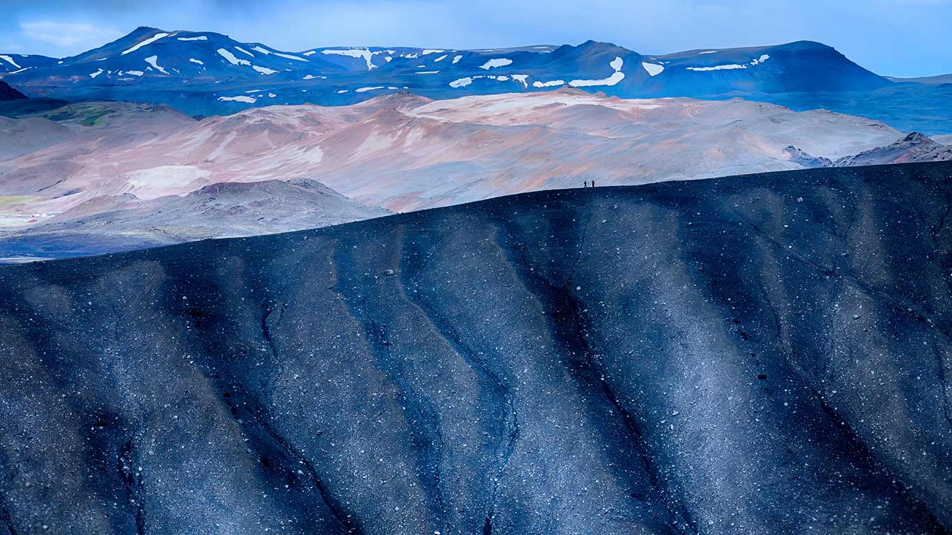 冰岛，火山附近的徒步旅行者 (© Joseph Calev)(Bing China)