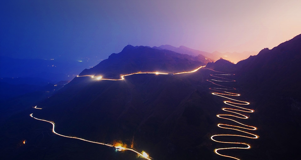 贵州的一段崎岖公路 -- Christian Kober/John Warburton-Lee Photography/Photolibrary &copy; (Bing China)