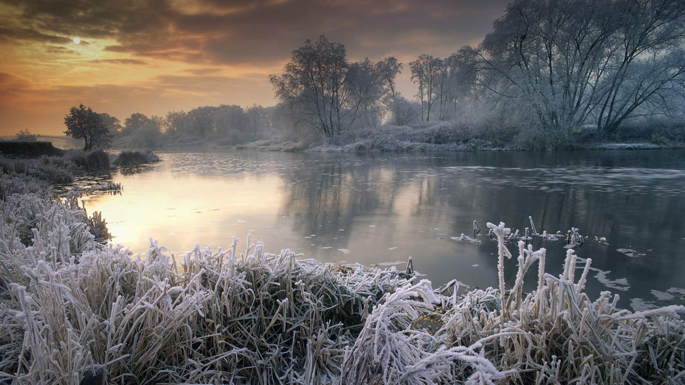 Wintertime along River Avon, Worcestershire, England (© nagelestock.com/Alamy)(Bing Canada)