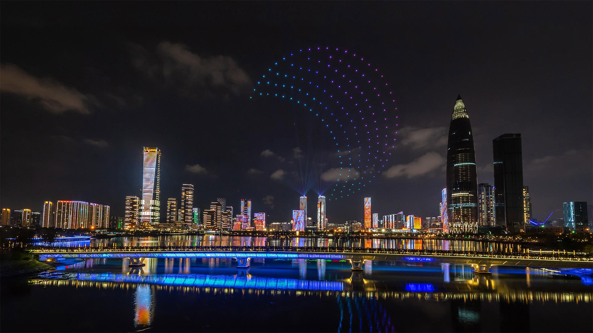 Drones light up the sky over Shenzhen, China (© Liang Weiming/VCG via Getty Images)(Bing Canada)