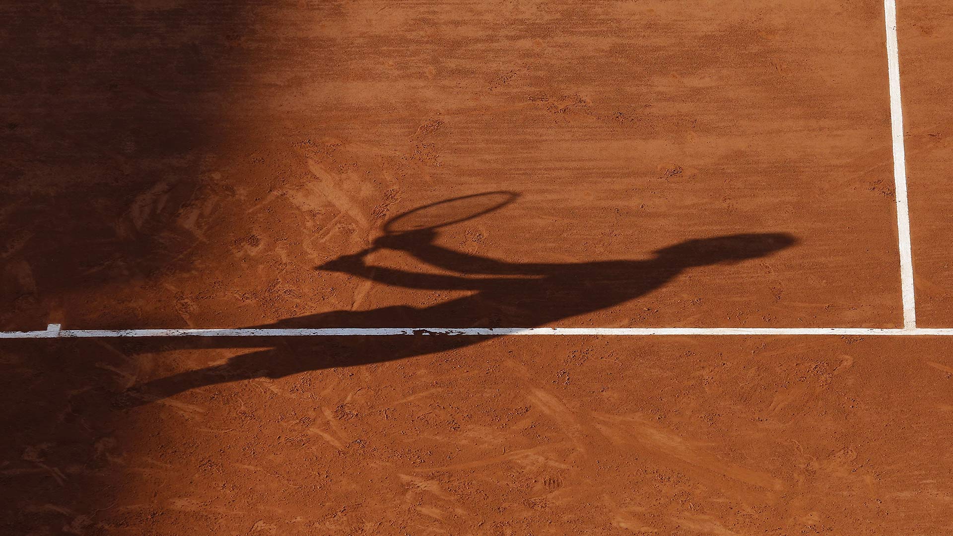 L’ombre de Rafael Nadal sur la terre battue de Roland-Garros, Bois de Boulogne, Paris, France (© AP Photo/Michel Spingler)(Bing France)