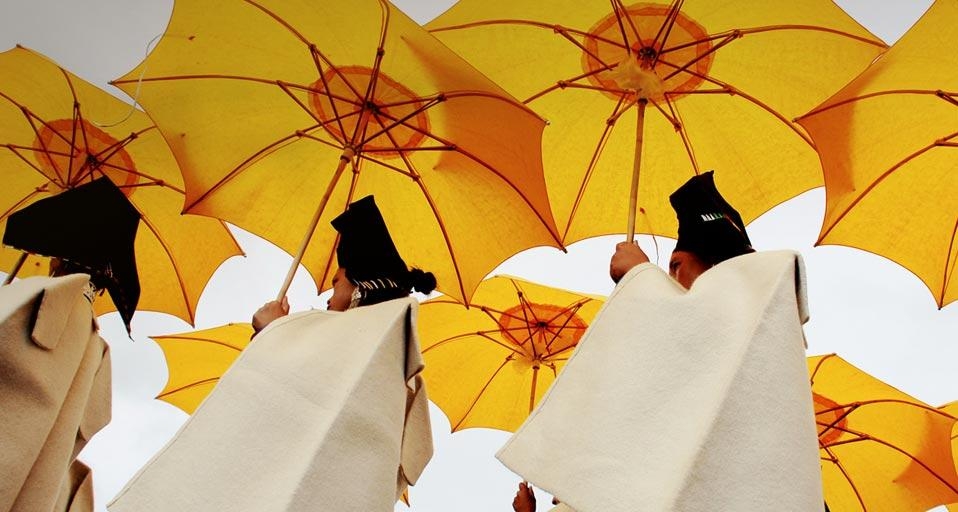 身着传统服饰庆祝火把节的彝族女子 (© TAO Images Limited/Getty Images) &copy; (Bing China)