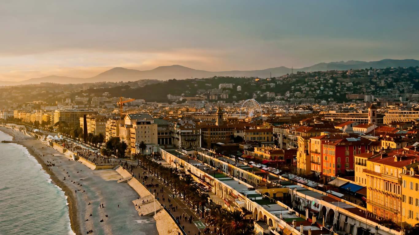 Vue plongeante sur la baie de Nice, la promenade des Anglais, le Cours Saleya et la grande roue de la place Masséna depuis le château de Nice, Alpes-Maritimes, PACA (© Rose Marie Nisolle)(Bing France)